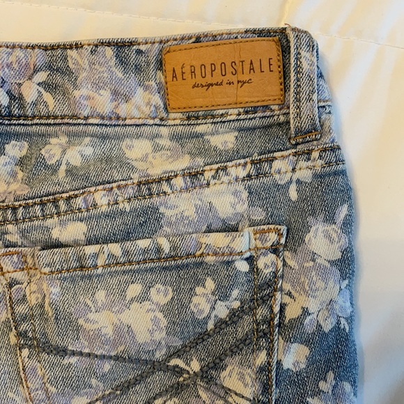 *SOLD*Low-Rise Floral Print Cut-Offs - Picture 8 of 13